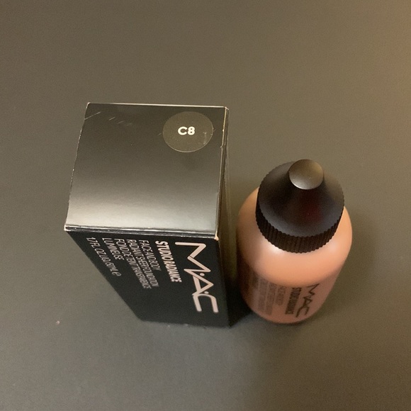 Mac Studio Radiance Face and Body Sheer Radiance Foundation - Picture 2 of 7